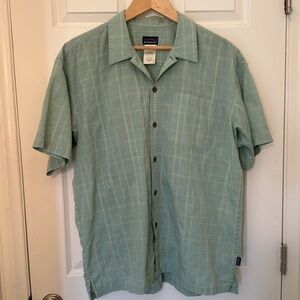 Men’s Patagonia Size Large green button-down shirt